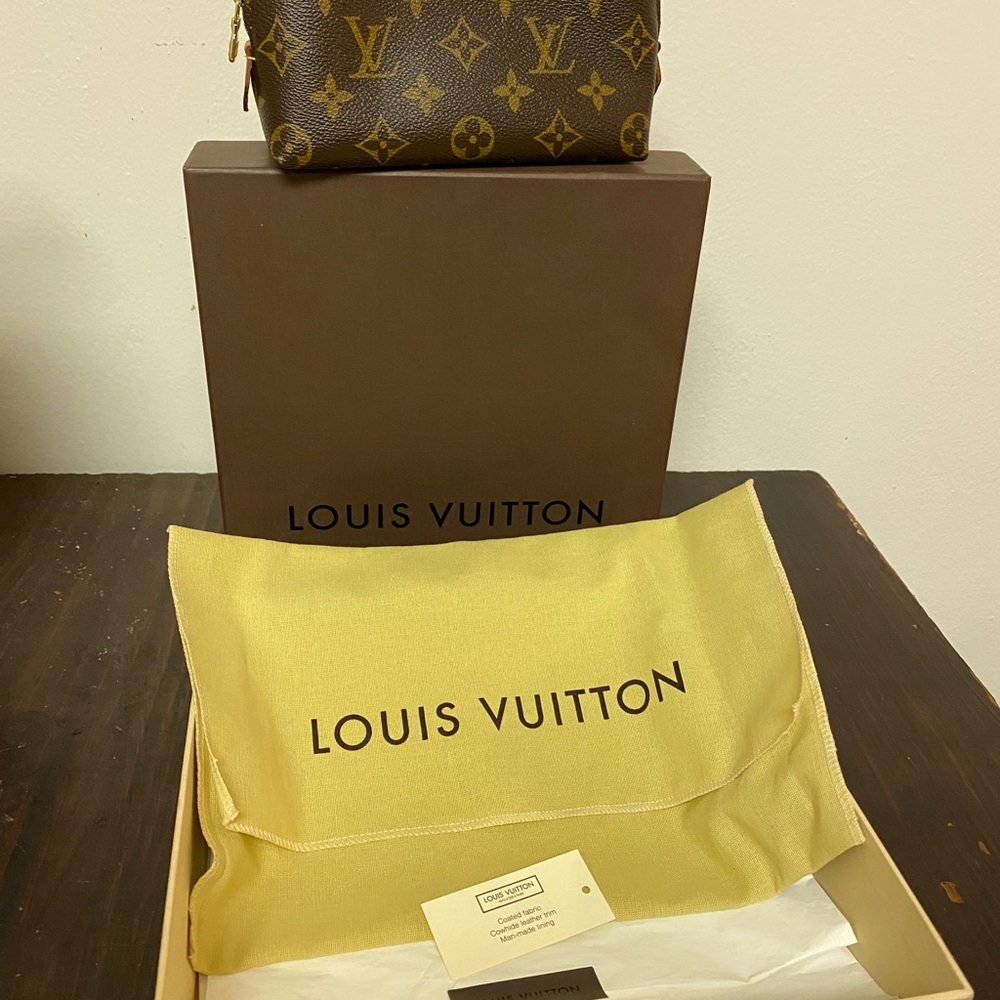 Louis Vuitton cosmetic pouch - Picture 9 of 13